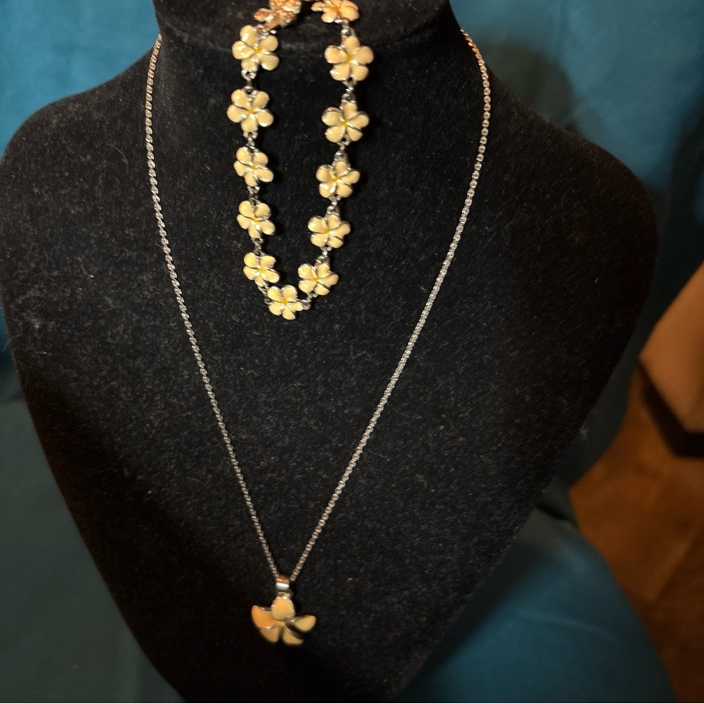 Elegant Floral Hawaian Necklace and Bracelet.